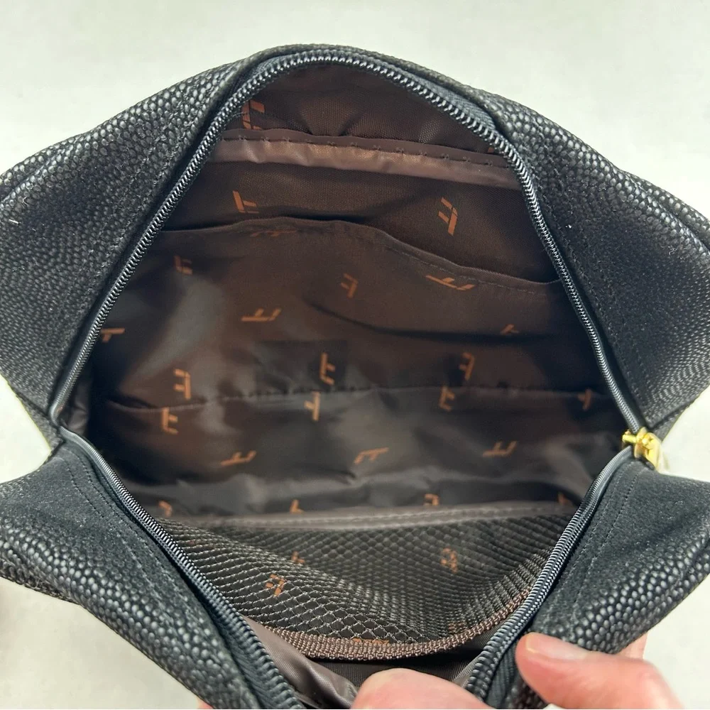 International Travelers Unisex Black Cosmetics or Toiletry Bag